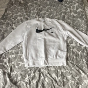 Nike air sweatshirt  - Säljer en riktigt schysst Nike air sweatshirt använda några gånger men fortfarande i riktigt bra skick säljs för jag inte hittar tillfälle att använda 