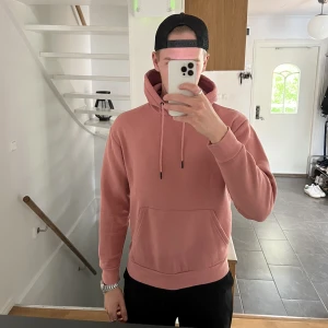 Hoodie  - Hoodie från Zara. Den är lite röd/rosa i färgen som är riktigt sommarfräsh. 
