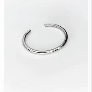 Stelt Armband 3MM - Armbandet är i äkta 925 Silver rakt igenom. 3mm tjock och rund i formen. Ett sånt här armband håller hela livet om man har rätt storlek. Jag polerar bort alla repor innan post så att den ser precis ut som ny 😊