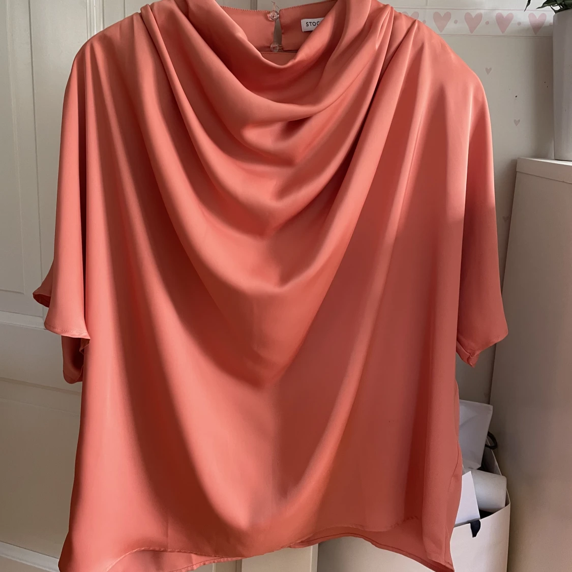 Persikofärgad satinblus - 90