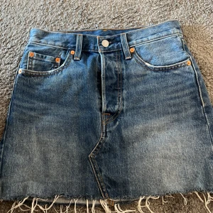 Jeanskjol  - Jeanskjol från Levi’s i storlek 25. Använd fåtal gånger. 