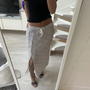 Långkjol  - Sötaste långkjolen i blommigt mönster 🌞🌞