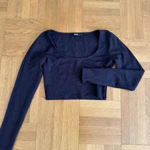 Kort topp! - Topp i kortare modell med rund urringning, långa armar. Fint skick (frakt tillkommer)