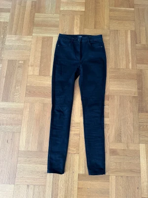 Skinny jeans - Jätte sköna stretchiga skinnyjeans från only. Höga i midjan. (Frakt tillkommer)