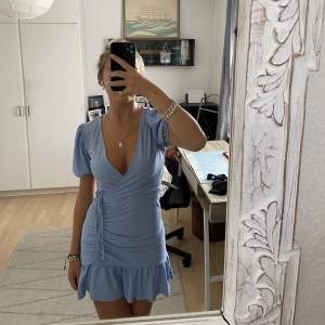 Super söt blå klänning, sparsamt använd, inga synliga defekter 