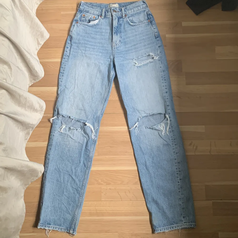 Dena jeans är i mycket bra sick som sitter bra vid midjan samt lår. Detta jeans köpte jag från Gina tricot för 500kr . Jeans & Byxor.