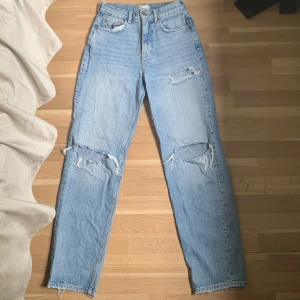 Blåa jeans - Gina tricot - Dena jeans är i mycket bra sick som sitter bra vid midjan samt lår. Detta jeans köpte jag från Gina tricot för 500kr 