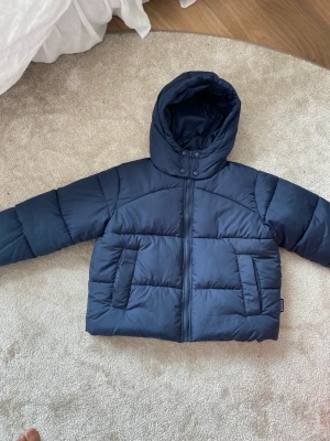 Dunjacka - Marinblå dunjacka från missguided. I nyskick och har fortfarande kvar lappar. Säljs nypris på deras hemsida för 660! I storlek 38 men skulle säga att de motsvarar en S. Skriv för fler bilder💕😊