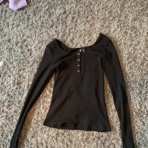 Långärmad tröja - En långärmad tröja som aldrig har används. Beställde från zalando. Den är ribbad.