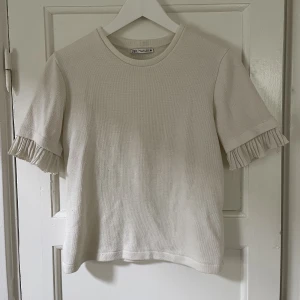 T-shirt med räfflade armar  - Super söt Zara T-shirt använd två gånger. Säljer eftersom den inte används för 99kr 🌸