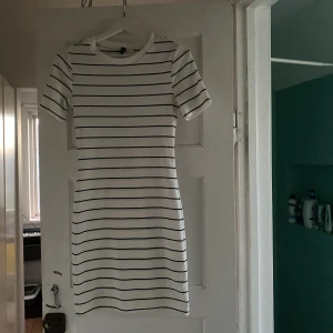 Klänning - En stretchig klänning, den är ribbad själv har jag aldrig använt den men sitter fint! 