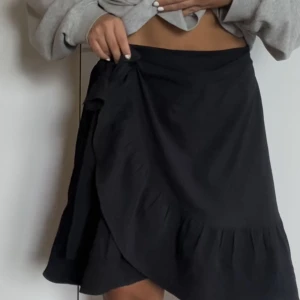 Svart Omlott kjol - Superfin omlott kjol från vero moda.