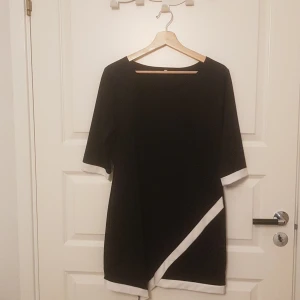 Topp - Nyskick  Svart med vit kant