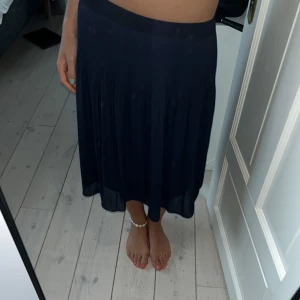 Långkjol - Marinblå långkjol från hm, använd en gång därav toppskick. Storlek xs❤️