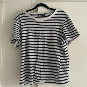 Zara T-shirt  - T shirt från zara! Svartvit 🤍 har ett hål vid axlarna på baksidan av tshirten, därav det billiga priset. Storlek M men liten i passformen.