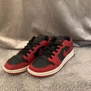 Röda jordans - Säljer mina röda jordans i storlek 38❤️Dom är i bra skick men man ser att dom är använda , säljer dom pågrund av att jag inte använder dom längre❤️ pris kan diskuteras, vid intresse kan ja såklart skicka fler bilder!❤️
