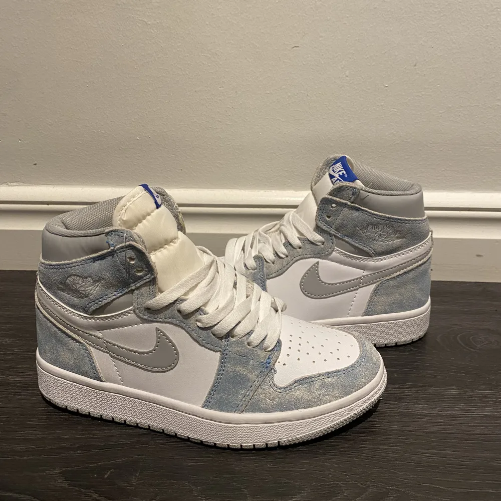 Säljer nu mina super snygga Jordan 1 hyper royal high, helt nya aldrig använda pågrund av fel storlek, ny pris 5500kr! Skriv privat för intresse💞köparen står för frakt💞. Kengät.