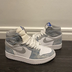 Jordans 1 - Säljer nu mina super snygga Jordan 1 hyper royal high, helt nya aldrig använda pågrund av fel storlek, ny pris 5500kr! Skriv privat för intresse💞köparen står för frakt💞