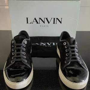Sjukt snygga Lanvin-skor i svart! De är EU 40-41, UK 6. De är i ett grymt skick och få tecken på användning. 2599kr (nypris: 4500kr). Kan frakta via Postnord eller mötas upp i Stockholm. Hör av dig vid frågor eller funderingar😁