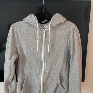 Grå siptröja - Grå ziphoodie Storlek s  Frakt tillkommer 🙌 Paketpris är möjligt. Kolla in andra kläder i profilen så fixar vi en super deal 🥰