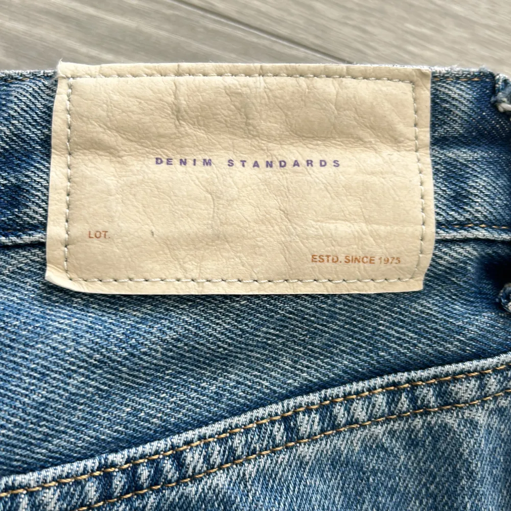 Säljer ett par helt oanvända blåa jeans från zara, därav är skicket 10/10. Jeansen är i storlek EUR 40. Pris: 195+frakt. Jeans & Byxor.