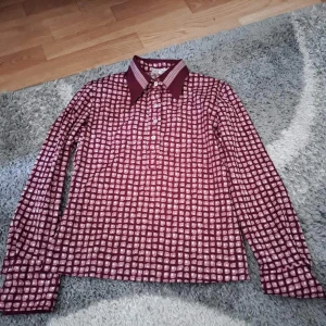 Vintage skjorta/ långärmad  - Tröja av kurt kellerman. Str. 42. Fint skick. Pris är diskuterbart vid snabb affär. För mer info skicka pm. Köparen står för frakten. Ansvarar inte för paketet under frakt. 