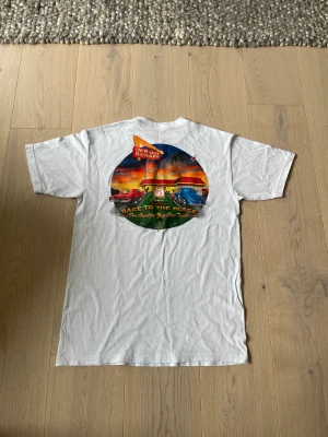 In n’ out burger t-shirt  - Ljusblå/babyblå t-shirt med tryck fram och bak, bra kvalite och inget slitage.