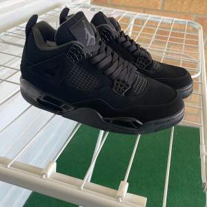 SPRILLANS NYA JORDAN 4 black cats Storlek 43 finns även 41 