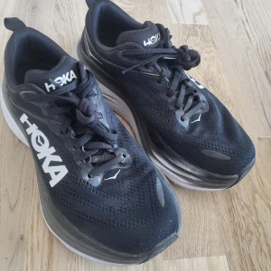 Hoka bondi 8 wmn - HOKA Bondi wmn för bred passform. Inköpta vinter 2023. Säljer pga för stora. Nypris 2000kr