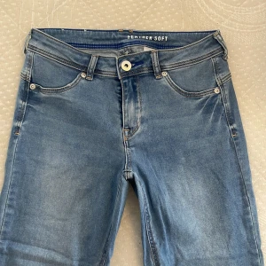 Low waist jeans  - Low waist jeans från H&M, storlek 28/32 (passar s), Frakt tillkommer 🙌 Paketpris är möjligt. Kolla in andra kläder i profilen så fixar vi en super deal 🥰