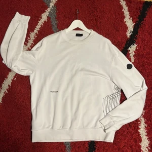 Moncler sweatshirt - Tjena, säljer nu min moncler sweatshirt jag köpte i italien för runt 7 månader sen.  kvitto och annat bevis finns. Finns inga spår av användning på den och skicket är 9/10. tveka inte på att höra av dig😀