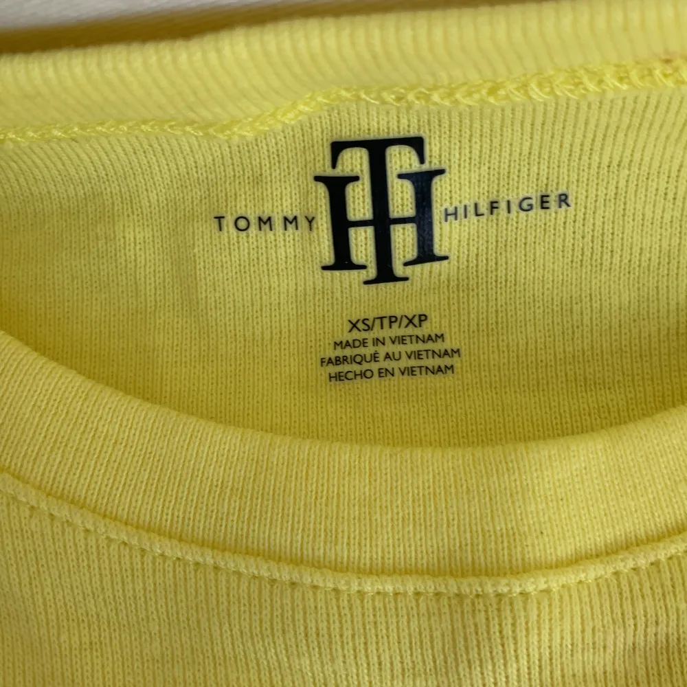 Oanvänd Tommy hilfiger tröja till salu då jag aldrig använder den 💕 frågor, intresse eller fler bilder så är det bara att skriva 💕 det står att det är xs men skulle nog passa en s eller m 💕. T-shirts.