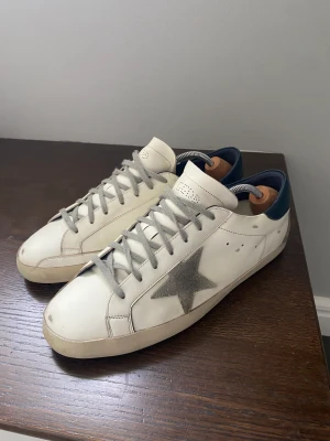 Golden goose skor - Tja! Säljer dessa Golden goose skor i storlek 43. Bra skick och passar 42/43
