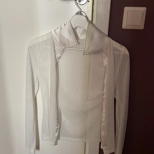 Vit randig blus/skjorta  - Som på bilderna är den genomskinlig, vet inte exakt vad plagget kallas men ni ser bilden  iaf :) ( + frakt)