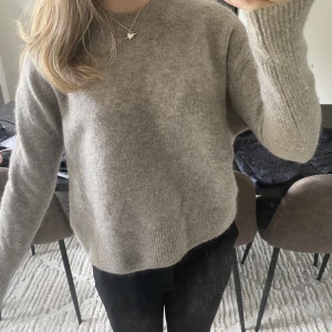Stickad tröja & other stories❤️ - Säljer denna fina stickade tröja ifrån & other stories! Verkligen superfin och den ser väldigt exklusiv ut! Jag köpte den för 890kr men säljer för 350kr❤️