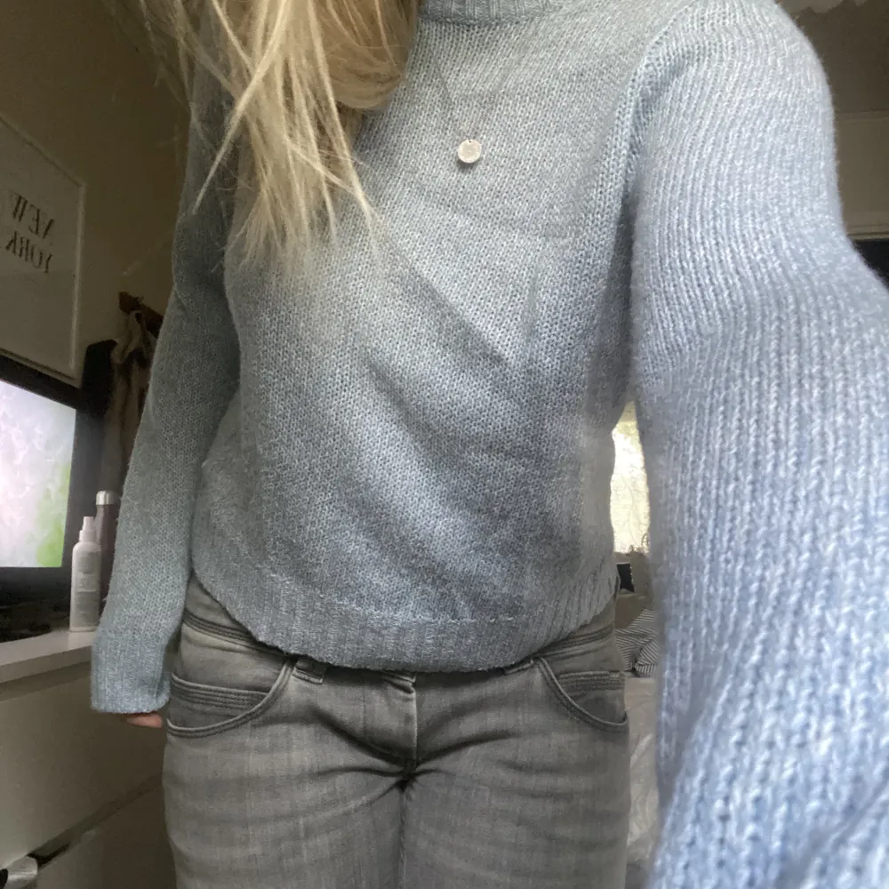 Säljer min jättesköna blå stickad tröja i gott skick, då den inte kommer till användning🥰 Den är i storlek S från H&M men passar mig som bär storlek M💕💕 Tveka inte för att ställa frågor☺️. Neuleet.