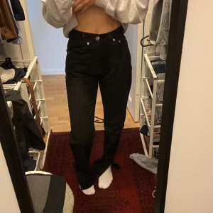 Gina svarta straight jeans  - Straight jeans, är 165 lång 