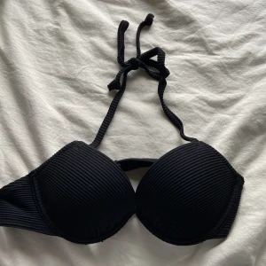 Bikiniöverdel  - Använt en gång, vaddering och push-up