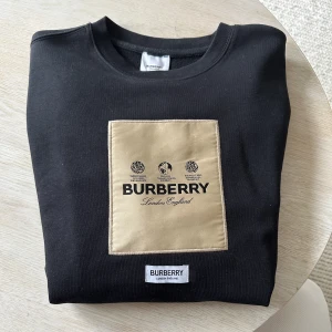 BURBERRY Sweatshirt - Burberry sweatshirt i nyskick. Endast provad. Köpt på FARFETCH för: €1250. Lapparna är avtagna men följer med tröjan vid köpt. Priset kan diskuteras vid snabb affär. Kan skickas