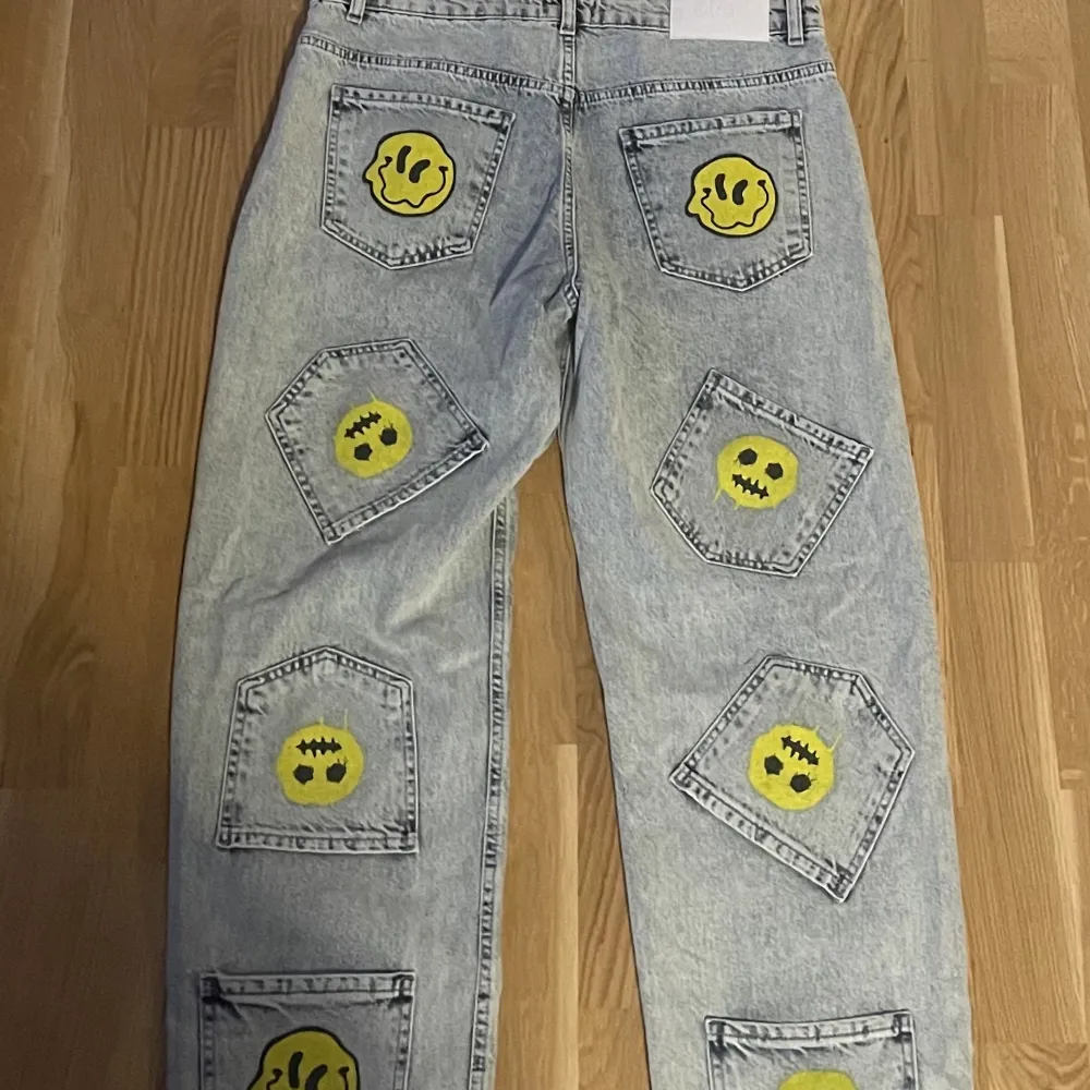 Jeans från booho, aldrig använda bara testade. Storlek 34, vida jeans. . Jeans & Byxor.