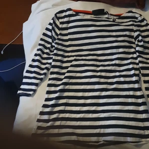 Randig tröja - Randig tröja,helt ny,aldrig använd.Väldigt stretchbar och skön