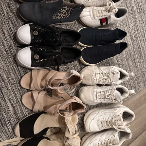 Skor - Skor i olika modeller och märken. Vissa av skorna är oanvända och i nytt skick