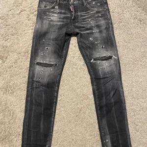 Dsquared2 jeans (Black) - Svarta d2 byxor storlek 50 Sköna som fan kommer sakna dem men kört för mycket ben på gymmet så dem sitter lite för tajt på mig