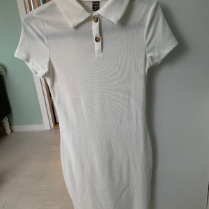 Vit klänning - storlek M - Aldrig använd för var inte min stil. Materialet är lite tunt så man ser igenom lite men annars är den bra. 