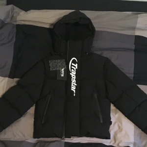 Trapstar Jacka - Hej! Säljer min Hyperdrive Technical Puffer - Black/White Trapstar jacka i storlek XS som inte säljs längre, köpt för 3500 kr från Trapstars hemsida förra vintern och nu väljer jag att sälja jackan för 1649 kr. Kvitto finns. Hör av er vid intresse.😁