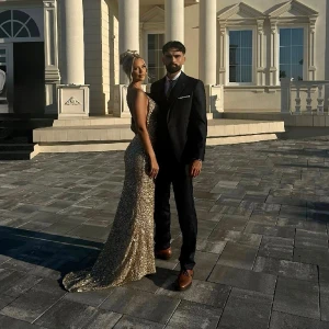 Klänning från dressroom - Säljer min fina klänning från dressroom i Göteborg. Endast använd en gång och köpt för 5000. Storlek 32 och jag är 174 cm lång 🤍