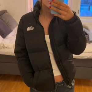 NorthFace Jacka - Säljer min fina jacka från TheNorthFace då den inte kommer till användning.    Finns inga defekter och den är använd under en vinter ungefär.  Passar bra på mig som brukar ha S och den är i dam modell.   Jackan är köpt på Zalando för ungefär 3000