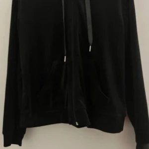 Gina Tricot velour set - Jätte bra skick och är väldigt skön för att ha hemma 