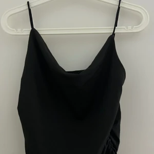 Linne som går in i bysten - Jötte fin men satt verkligen knte bra på min kroppstyp så jag säljer vidare bra skick och allt e bra med den