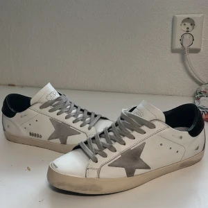 Golden goose skor!! - Vit/Svarta Golden Goose skor som är i skick 9,5/10 och är bara använda ett fåtal gånger men inget som syns. Storlek 44/43.  Självklart äkta!!!! Boxen medföljer!  Priset kan diskuteras!